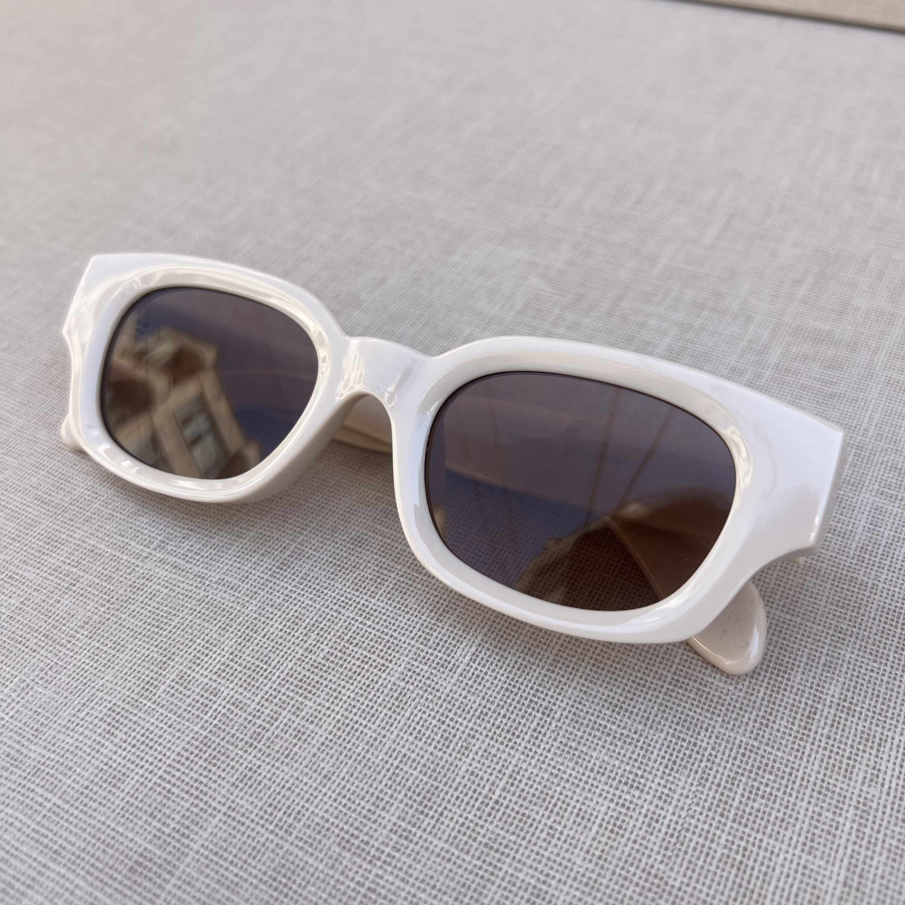 Retro White Rectangle Sunglasses